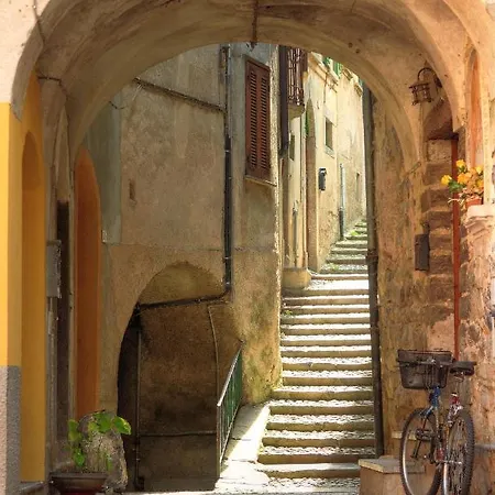 Via Castello, Como, *